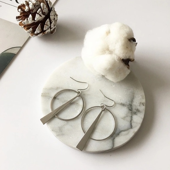 NEW!💙💎MODERN MINIMALIST DROP BAR HOOP💎💙SILVERY - Picture 4 of 6